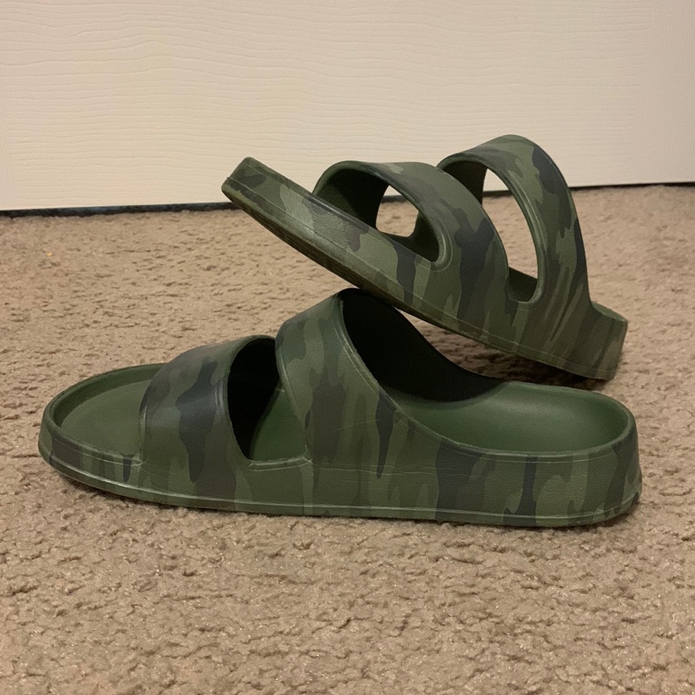 Very cute camo water shoes!